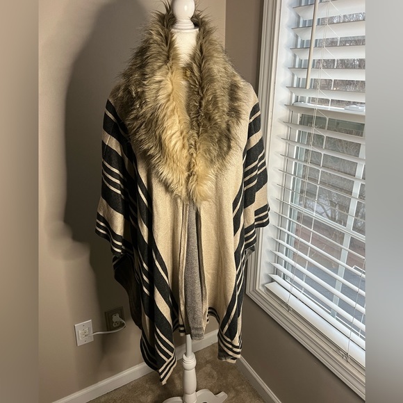 NWT Merona shawl with faux fur collar - Picture 2 of 16